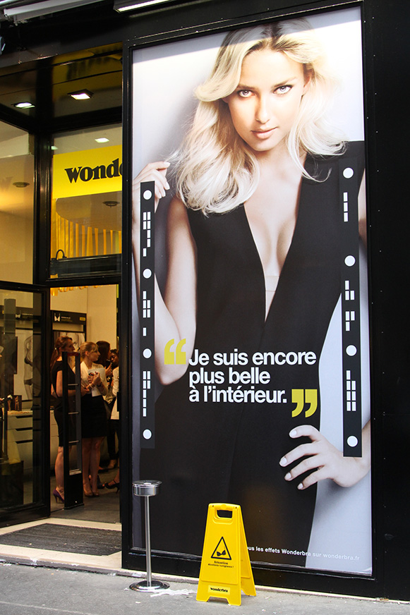 Boutique éphémère Wonderbra rue de Rennes Paris
