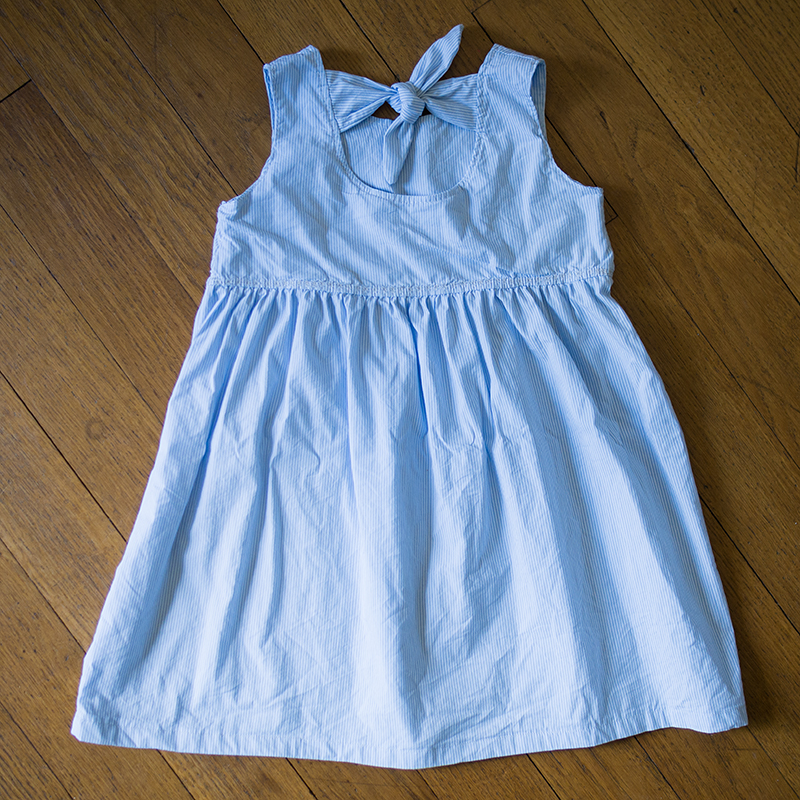 robe enfant nouée dans le dos