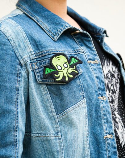 Broche brodée Cthulhu faite main en feutrine modèle unique