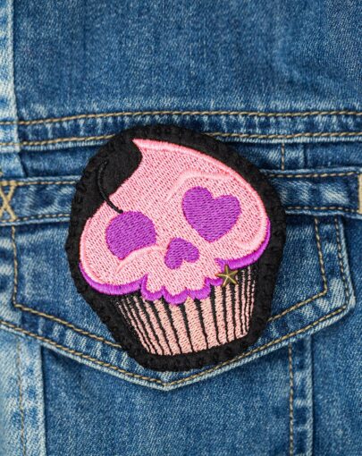 Broche brodée cupcake faite main en feutrine modèle unique