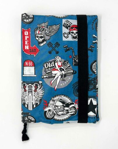 Protège carnet de santé cousu main pour garçon motif garage rock motor skull bleu