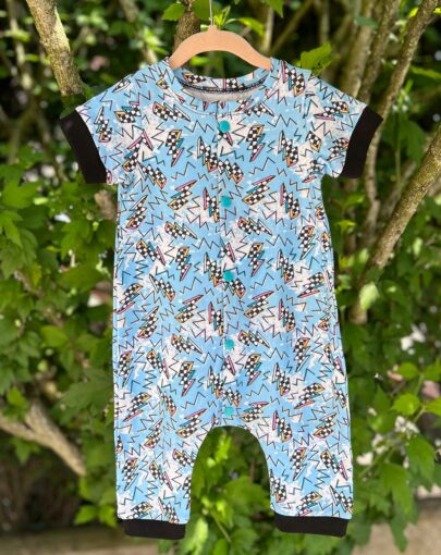 Combinaison pour bébé en jersey manches courtes motif éclairs, look skater, cousu main en France