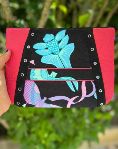 Pochette portée main, petit sac de soirée, multipoches, cousu main, motif libellule, rock.