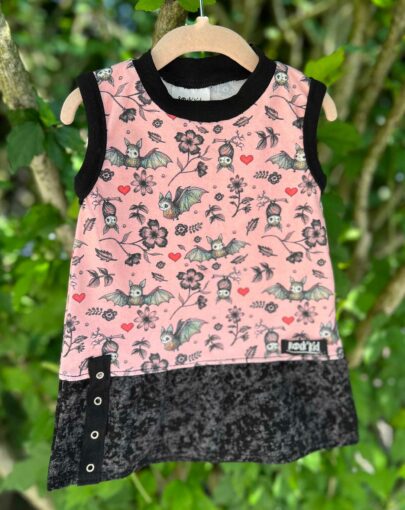 Robe chauve souris rose sans manches en jersey pour bébé cousue main en France.