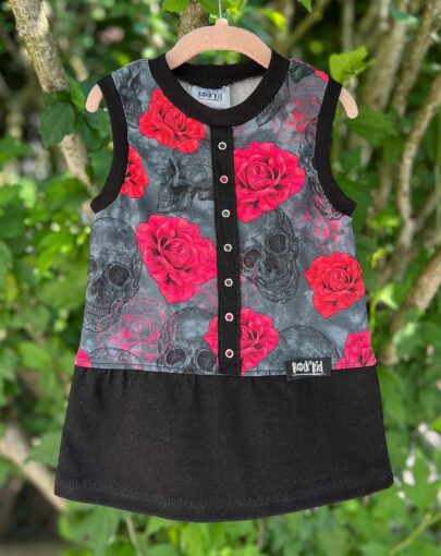 Robe sans manches pour bébé cousue main en France, jersey rose et noir motif crânes skull.