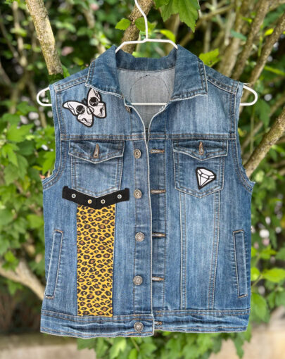 Veste en jean customisée pour enfant, veste à patchs, battle jacket, style punk rock. Pièce unique.