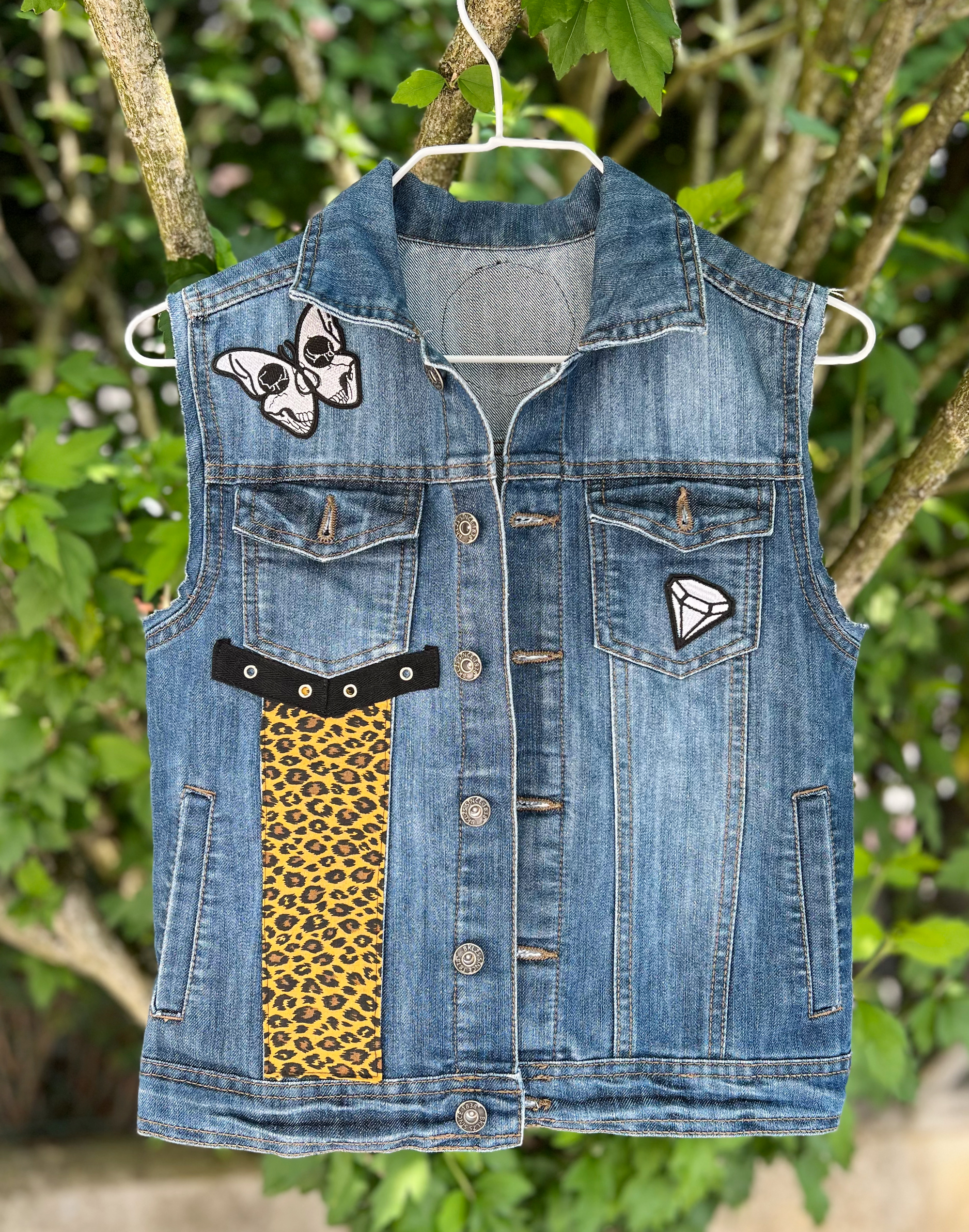 Veste en jean customisée pour enfant, veste à patchs, battle jacket, style punk rock. Pièce unique.