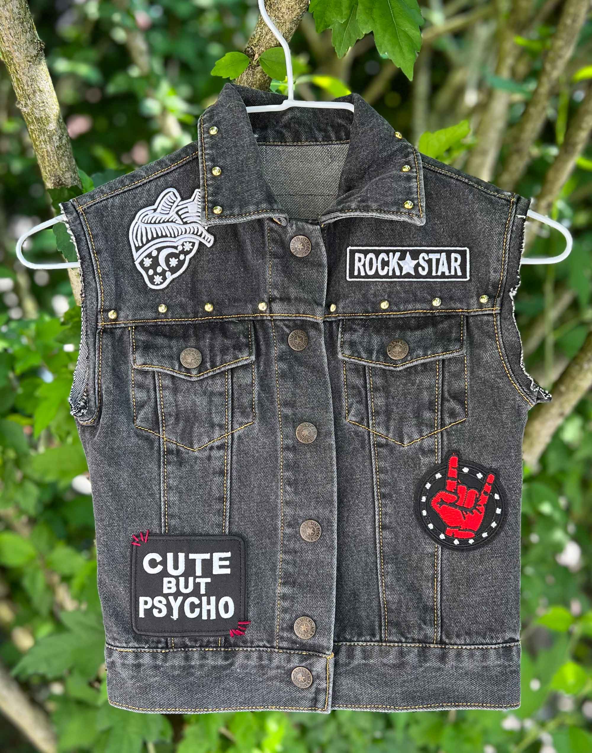 Veste en jean customisée pour enfant, veste à patchs, battle jacket, style punk rock. Pièce unique.