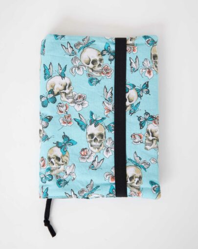 Protège carnet de santé vanités skull bleu ciel, cousu main en France