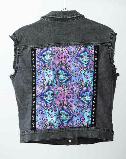 Veste en jean customisée de style rock, avec des tissus exclusifs imprimés à la demande. Création française.