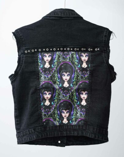 Veste en jean customisée de style rock, avec des tissus exclusifs imprimés à la demande. Création française.