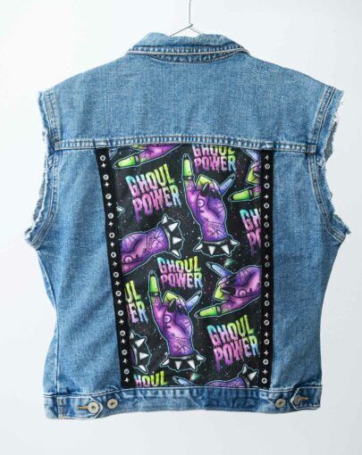 Veste en jean customisée de style rock, avec des tissus exclusifs imprimés à la demande. Création française.