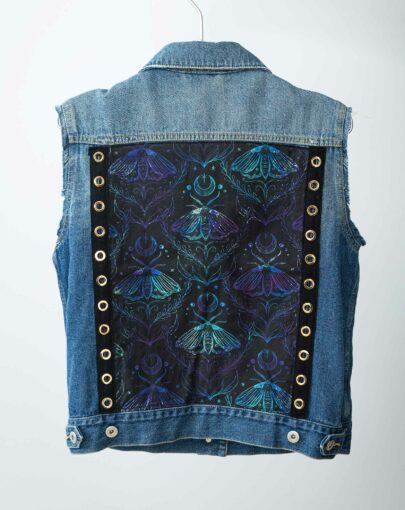 Veste en jean customisée de style rock, avec des tissus exclusifs imprimés à la demande. Création française.