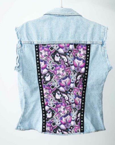 Veste en jean customisée de style rock, avec des tissus exclusifs imprimés à la demande. Création française.