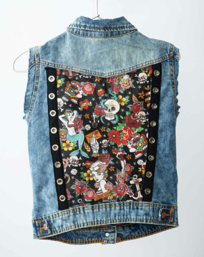 Veste en jean customisée de style rock, avec des tissus exclusifs imprimés à la demande. Création française.