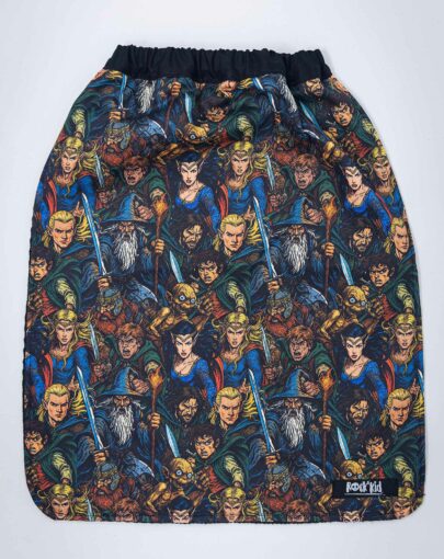 Serviette de cantine pour enfant cousue main, avec élastique autour du cou pour enfilage facile.