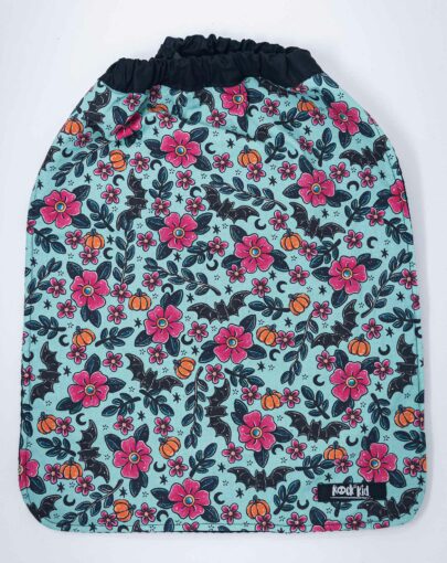 Serviette de cantine pour enfant cousue main, avec élastique autour du cou pour enfilage facile.