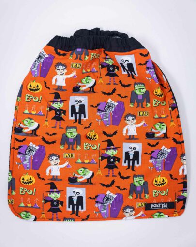 Serviette de cantine pour enfant cousue main, avec élastique autour du cou pour enfilage facile.