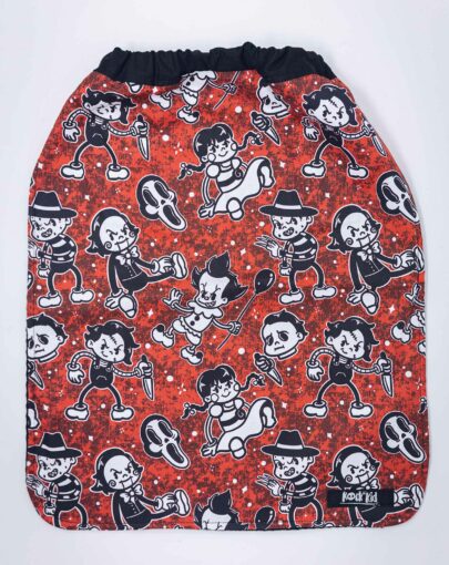 Serviette de cantine pour enfant cousue main, avec élastique autour du cou pour enfilage facile.