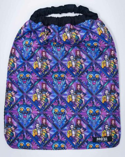 Serviette de cantine pour enfant cousue main, avec élastique autour du cou pour enfilage facile.