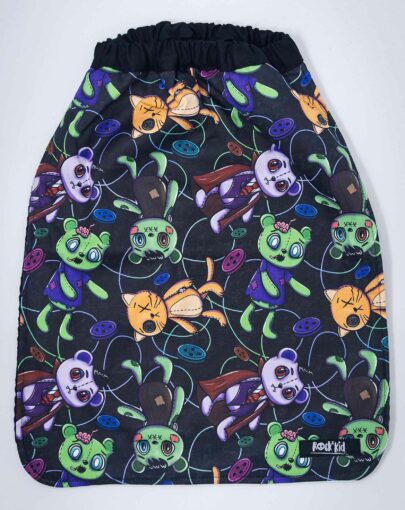 Serviette de cantine pour enfant cousue main, avec élastique autour du cou pour enfilage facile.