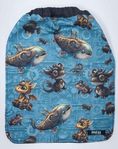 Serviette de cantine pour enfant cousue main, avec élastique autour du cou pour enfilage facile.