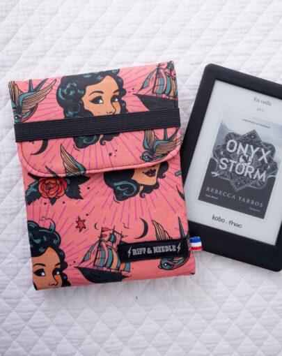 Pochette liseuse tattoo old school rose